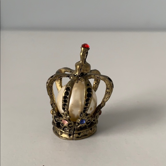 [FREE] with any purchase Vintage Style Crown Pendant - Picture 2 of 6